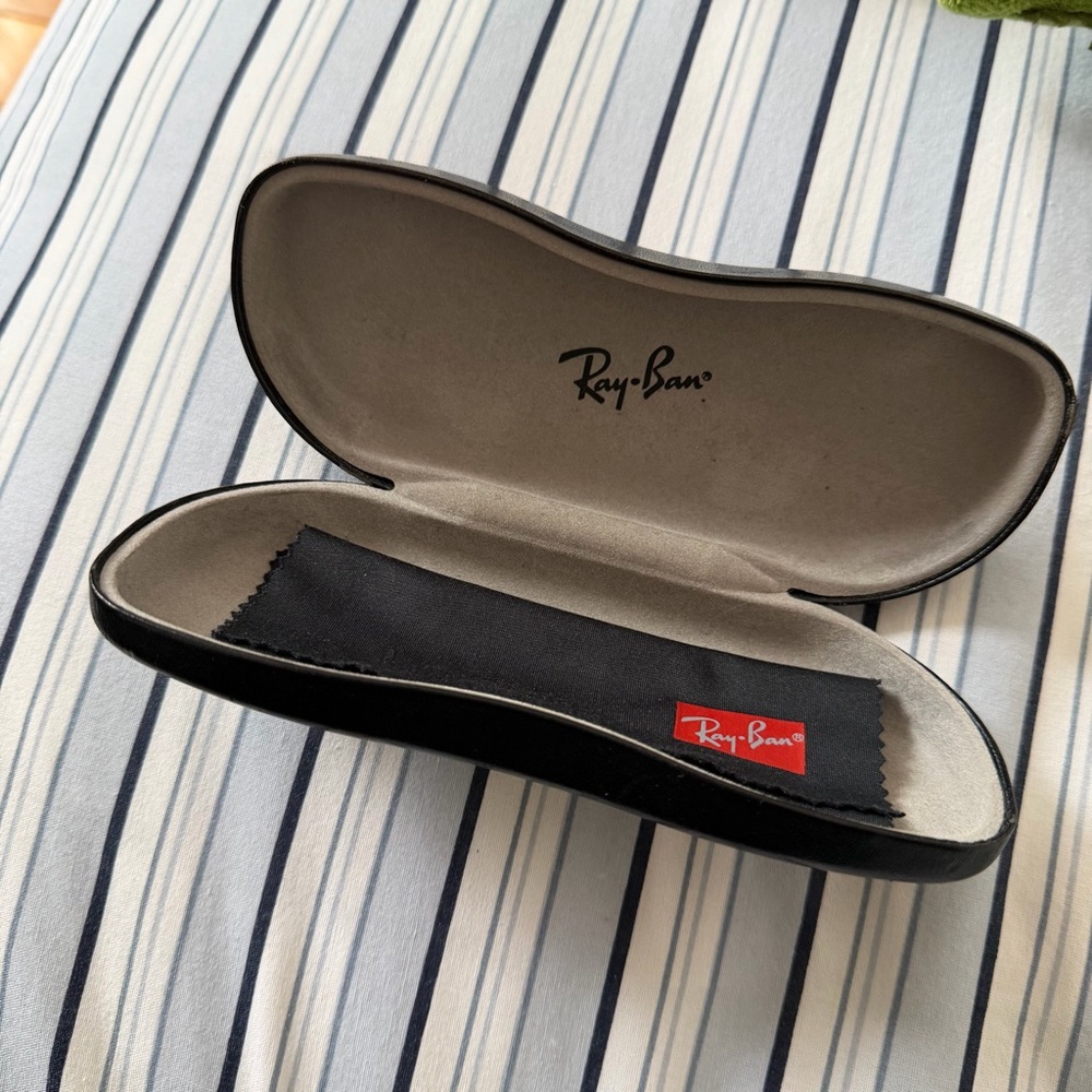 Rayban eyeglasses case and cloth - Picture 3 of 3